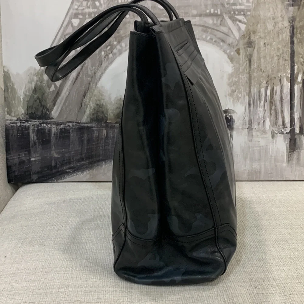 Frye Charlie Simple Tote Navy Camo Leather MSRP $398 -OCEAN CAMO- - Picture 6 of 16